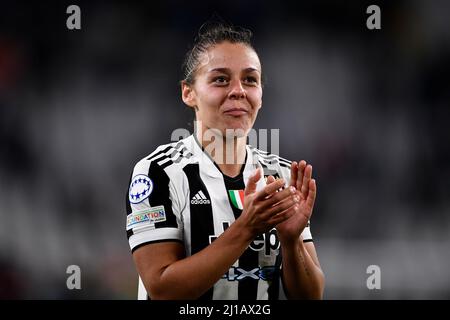 Torino, Italia. 23 marzo 2022. Lisa Boattin dei gesti Juventus FC alla fine della partita di calcio della prima gamba del quarto finale della UEFA Women's Champions League tra Juventus FC e Olympique Lyonnais. Credit: Nicolò campo/Alamy Live News Foto Stock