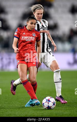 Torino, Italia. 23 marzo 2022. Delphine Cascarino dell'Olympique Lyonnais compete per la palla con Lina Hurtig della Juventus FC durante la finale di calcio della UEFA Women's Champions League quarto prima gamba tra Juventus FC e Olympique Lyonnais. Credit: Nicolò campo/Alamy Live News Foto Stock