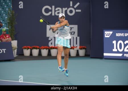 MIAMI GARDENS, FLORIDA - 28 MARZO: Ashleigh Barty of Australia sconfigge Anet Kontaveit of Estonia durante il giorno 11 del Miami Open tennis il 28 marzo 2019 a Miami Gardens, Florida. Credito: hoo-me.com/MediaPunch Foto Stock