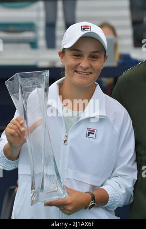 MIAMI GARDENS, FLORIDA - APRILE 03: ((NESSUNA VENDITA A NEW YORK POST) Bianca Andreescu of Canada detiene il trofeo dei secondi classificati dopo essere stato ritirato dalla sua partita contro Ashleigh Barty of Australia durante la finale del Miami Open all'Hard Rock Stadium il 03 aprile 2021 a Miami Gardens, Florida. Persone: Ashleigh Barty . Credito: hoo-me.com/MediaPunch Foto Stock