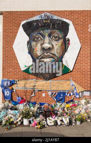 Street art e memoriale per l'imprenditore musicale Jamal Edwards ad Acton, Londra, Inghilterra, Regno Unito. Foto Stock