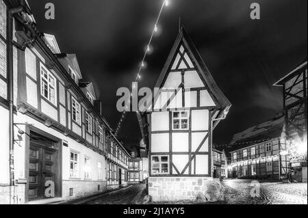 Bella città vecchia storica di Quedlinburg nelle montagne Harz di notte in inverno in bianco e nero Foto Stock