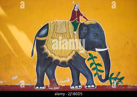 Un dipinto murale di un elefante indiano con cavaliere sulla parete esterna di un piccolo tempio indù nella zona di Fort, Mumbai, India Foto Stock