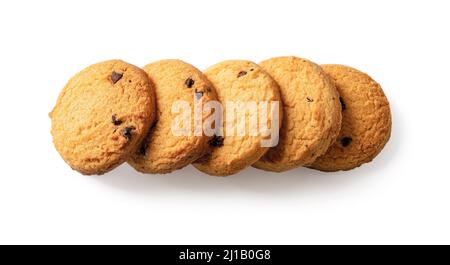 Cioccolato fondente сhip сookies in un taglio di fila. Cinque biscotti danesi al burro isolati su sfondo bianco. Gustosa pasticceria danese a colazione. Foto Stock