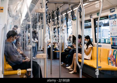 Bangkok, Thailandia - 30 luglio 2020, il popolo thailandese locale trasporta all'interno del treno di Bangkok (massa) Transit System nel periodo di mezzogiorno, Bangkok, Tha Foto Stock