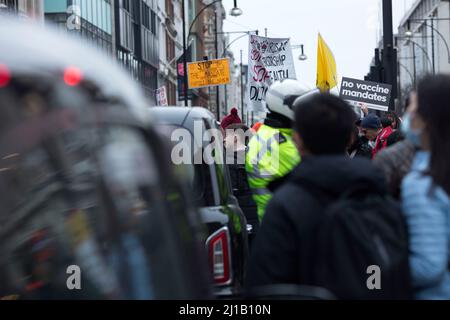 I partecipanti marciano durante un World Wide Rally for Freedom nel centro di Londra. Foto Stock