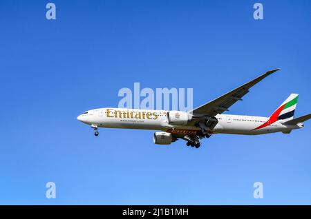 Barcellona, Spagna; 1 novembre 2021: Aereo Boeing 777 della compagnia aerea Emirates che atterra all'aeroporto Josep Tarradellas di Barcellona-El Prat Foto Stock