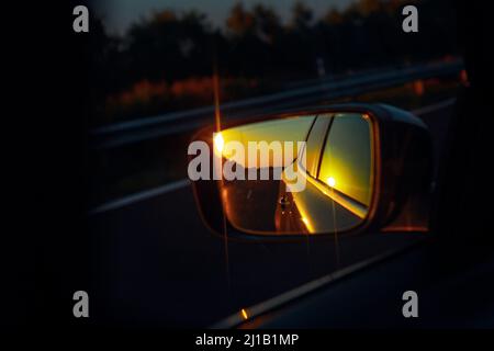 Specchietto retrovisore per auto con riflesso dell'alba Foto stock - Alamy