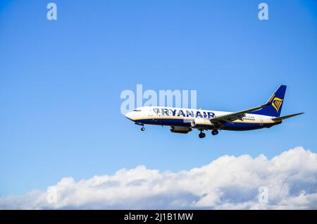 Barcellona, ​​Spain; 1 novembre 2021: Aereo Ryanair Boeing 737, atterrando all'aeroporto Josep Tarradellas Barcelona-El Prat Foto Stock