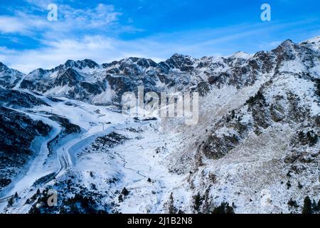 Panorama aereo invernale delle montagne innevate e delle piste da sci di Ordino Arcalís in Andorra, affacciato sulla remota valle glaciale della Tristaina. Foto Stock