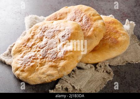 Palyanytsya pane nazionale ucraino fatto da farina di grano primo piano sul tavolo. Orizzontale Foto Stock