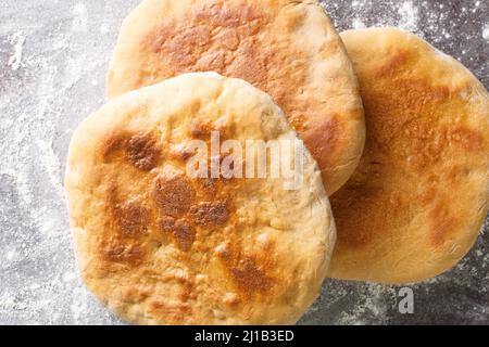 Palyanytsya pane nazionale ucraino fatto da farina di grano primo piano sul tavolo. Orizzontale vista dall'alto dall'alto Foto Stock