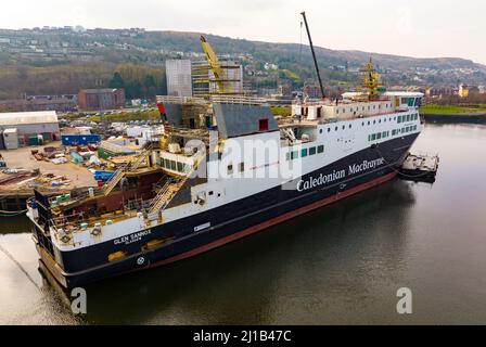 Port Glasgow , Scozia, Regno Unito. 24th marzo 2022. Il governo scozzese annuncia che il completamento di due controversi traghetti passeggeri Caledonian Macbrayne, MV Glen Sannox e Hull 802, sarà ritardato di altri 8 mesi. Secondo i nuovi calcoli, il Glen Sannox sarebbe stato consegnato tra marzo e maggio 2023. PIC; MV Glen Sannox in fase di fabbricazione presso il cantiere navale Ferguson Marine. Iain Masterton/Alamy Live News Foto Stock