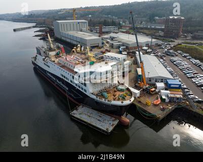 Port Glasgow , Scozia, Regno Unito. 24th marzo 2022. Il governo scozzese annuncia che il completamento di due controversi traghetti passeggeri Caledonian Macbrayne, MV Glen Sannox e Hull 802, sarà ritardato di altri 8 mesi. Secondo i nuovi calcoli, il Glen Sannox sarebbe stato consegnato tra marzo e maggio 2023. PIC; MV Glen Sannox in fase di fabbricazione presso il cantiere navale Ferguson Marine. Iain Masterton/Alamy Live News Foto Stock