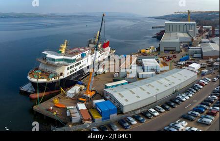 Port Glasgow , Scozia, Regno Unito. 24th marzo 2022. Il governo scozzese annuncia che il completamento di due controversi traghetti passeggeri Caledonian Macbrayne, MV Glen Sannox e Hull 802, sarà ritardato di altri 8 mesi. Secondo i nuovi calcoli, il Glen Sannox sarebbe stato consegnato tra marzo e maggio 2023. PIC; MV Glen Sannox in fase di fabbricazione presso il cantiere navale Ferguson Marine. Iain Masterton/Alamy Live News Foto Stock