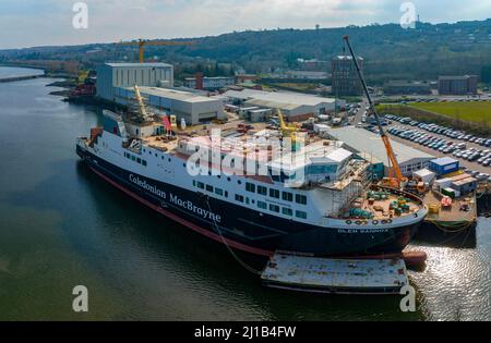 Port Glasgow , Scozia, Regno Unito. 24th marzo 2022. Il governo scozzese annuncia che il completamento di due controversi traghetti passeggeri Caledonian Macbrayne, MV Glen Sannox e Hull 802, sarà ritardato di altri 8 mesi. Secondo i nuovi calcoli, il Glen Sannox sarebbe stato consegnato tra marzo e maggio 2023. PIC; MV Glen Sannox in fase di fabbricazione presso il cantiere navale Ferguson Marine. Iain Masterton/Alamy Live News Foto Stock