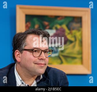 Chemnitz, Germania. 24th Mar 2022. Frédéric Bußmann, direttore generale della Kunstsammlungen Chemnitz, ha fotografato durante una conferenza stampa sulla mostra "Brücke und Blauer Reiter". Dal 27 marzo al 26 giugno 2022, il Museo Chemnitz presenta la prima mostra congiunta in 25 anni dei due maggiori gruppi espressionisti 'Brücke' e 'Blauer Reiter'. In mostra oltre 150 dipinti, opere su carta e oggetti artigianali. Credit: Kristin Schmidt/dpa/Alamy Live News Foto Stock