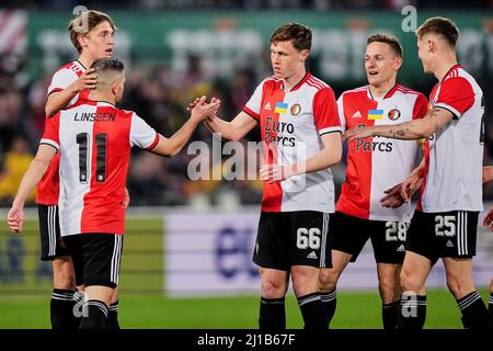 Rotterdam - SEM Valk di Feyenoord, Bryan Linssen di Feyenoord, Milano Hokke di Feyenoord, Jens Toornstra di Feyenoord, Ramon Hendriks di Feyenoord durante la partita di beneficenza tra Feyenoord e RKC Waalwijk a de Kuip il 23 marzo 2022 a Rotterdam, Olanda. (Da Box a Box Pictures/Tom Bode) Foto Stock