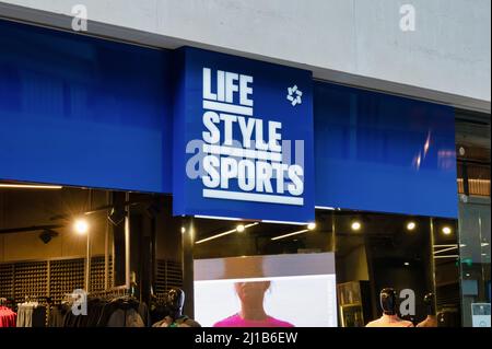 Belfast, Regno Unito - 21 febbraio 2022: L'insegna del negozio Life Style Sports a Belfast, Irlanda del Nord. Foto Stock