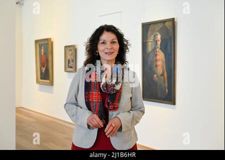 Worpswede, Germania. 24th Mar 2022. Beate C. Arnold, direttore del Museo Vogeler Barkenhoff, si trova all'anteprima della stampa della mostra 'Heinrich Vogeler. Il nuovo uomo". Heinrich Vogeler (1872-1942) fu uno dei maggiori pittori e artisti grafici dell'Art Nouveau. Credit: Karsten Klama/dpa/Alamy Live News Foto Stock