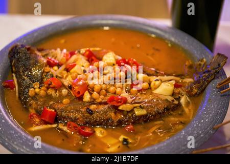 Pesce alla griglia Sichuan speziato e delizioso, pesce saba alla griglia Foto Stock