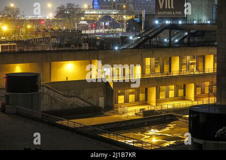 FOTO NOTTURNA DELLA TANGENZIALE PARIGINA PRESA DALLA CITTÀ DELLA SCIENZA E DELL'INDUSTRIA, PORTE DE LA VILLETTE, PARIGI, FRANCIA Foto Stock
