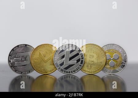 Criptovaluta cinque monete litecoin LTC, Bitcoin BTC, Monero XMR, Dash abd Ripple XPR allineati insieme. Foto Stock