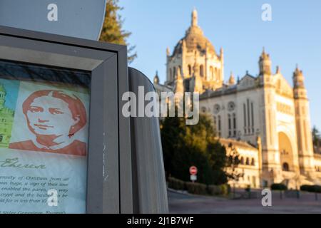 FACCIATA DELLA BASILICA DI SAINTE-THERESE DI LISIEUX, LUOGO DI PELLEGRINAGGIO, LISIEUX, CALVADOS, FRANCIA Foto Stock