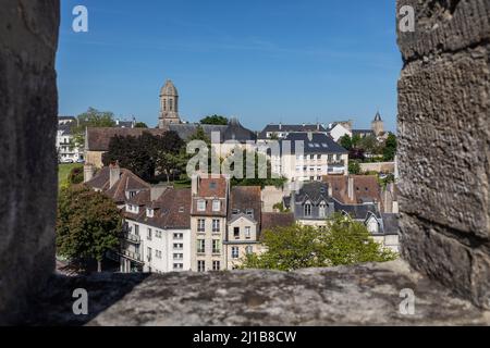 VISTA DEL QUARTIERE VAUGUEUX DALLA PASSEGGIATA PARAPETTO SUI BASTIONI DEL CASTELLO, CAEN, CALVADOS, NORMANDIA, FRANCIA Foto Stock