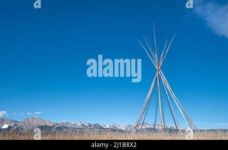 Lone tipi (teepee) cornice sulla riserva indiana Stoney vicino alla città di Morley Foto Stock