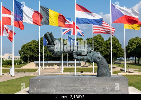 REVOLVER CON UN CILINDRO ANNODATO, SCULTURA IN BRONZO 'NON-VIOLENZA' DI CARL REUTERSWARD, ESPLANADE DEL MEMORIALE PER LA PACE, CAEN, CALVADOS, NORMANDIA, FRANCIA Foto Stock