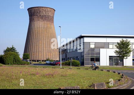 NORMANDIAL SMALL-BUSINESS PARK ON THE SITE OF THE FORMER METALLURGICAL CORPORATION OF NORMANDY (SMN) WHERE A COOLING TOWER STILL STANDS, CAEN, COLOMBELLES, CALVADOS, NORMANDY, FRANCE Foto Stock