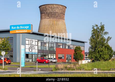 NORMANDIAL SMALL-BUSINESS PARK ON THE SITE OF THE FORMER METALLURGICAL CORPORATION OF NORMANDY (SMN) WHERE A COOLING TOWER STILL STANDS, CAEN, COLOMBELLES, CALVADOS, NORMANDY, FRANCE Foto Stock