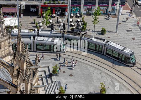 TRAM CITTADINO, PLACE SAINT-PIERRE, CAEN, CALVADOS, NORMANDIA, FRANCIA Foto Stock
