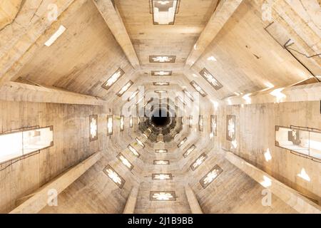 INTERNO DEL CAMPANILE DELLA CHIESA DI SAINT-PIERRE, CAEN, CALVADOS, NORMANDIA, FRANCIA Foto Stock