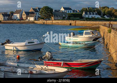 PICCOLO PORTO DI PESCATORI DI FRONTE ALL'ISOLA DI SAINT-CADO, BELZ, MORBIHAN, BRETAGNA, FRANCIA Foto Stock