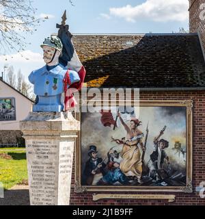 MONUMENTO AI MORTI DI GUERRA CON LA BANDIERA FRANCESE IN OMAGGIO AI SOLDATI DELLA PRIMA GUERRA MONDIALE E LA RAPPRESENTAZIONE DI UN DIPINTO EVOCARE LA LIBERTÀ GUIDA IL POPOLO E I VALORI DELLA REPUBBLICA, SAINTE-MARGUERITE-DE-LÕAUTEL, EURE, FRANCIA Foto Stock