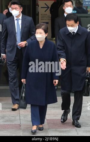 (220324) -- SEOUL, 24 marzo 2022 (Xinhua) -- l'ex presidente sudcoreano Park Geun-hye lascia il Samsung Medical Center a Seoul, Corea del Sud, 24 marzo 2022. Park Geun-hye, imprigionato per accuse di corruzione, è stato ricoverato in un ospedale di Seoul il 22 novembre 2021. È stata liberata il 31 dicembre 2021 sotto un perdono speciale concesso dal presidente in carica Moon Jae-in. (NEWSIS/consegna tramite Xinhua) Foto Stock