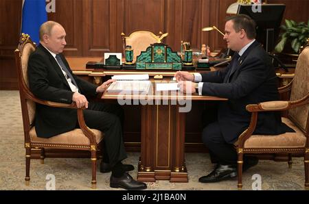 Mosca, Russia. 22 marzo 2022. Il presidente russo Vladimir Putin durante un incontro faccia a faccia con il governatore della regione di Novgorod Andrei Nikitin al Cremlino, 22 marzo 2022 a Mosca, Russia. Credit: Mikhail Klimentyev/Kremlin Pool/Alamy Live News Foto Stock