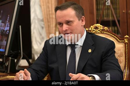 Mosca, Russia. 22 marzo 2022. Il governatore della regione di Novgorod Andrei Nikitin partecipa a un incontro faccia a faccia con il presidente russo Vladimir Putin al Cremlino, 22 marzo 2022 a Mosca, Russia. Credit: Mikhail Klimentyev/Kremlin Pool/Alamy Live News Foto Stock