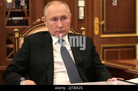 Mosca, Russia. 22 marzo 2022. Il presidente russo Vladimir Putin durante un incontro faccia a faccia con il governatore della regione di Novgorod Andrei Nikitin al Cremlino, 22 marzo 2022 a Mosca, Russia. Credit: Mikhail Klimentyev/Kremlin Pool/Alamy Live News Foto Stock