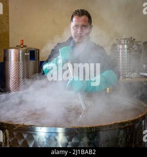 CHARLES-ALEXANDRE AUVRAY, PRODUTTORE DELLA BIRRA BOUJOU TRADIZIONALMENTE FATTA, EURE, NORMANDIA, FRANCIA Foto Stock