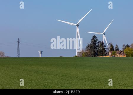 TURBINE EOLICHE VICINO A CASE, MESNIL-SUR-ITON, EURE, NORMANDIA, FRANCIA Foto Stock