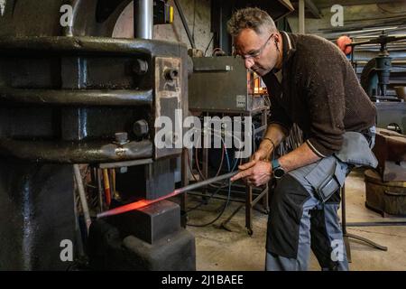 NICOLAS MARTIN, ESPERTO METALWORKER, GOUVILLE, MESNIL-SUR-ITON, EURE, NORMANDIA, FRANCIA Foto Stock