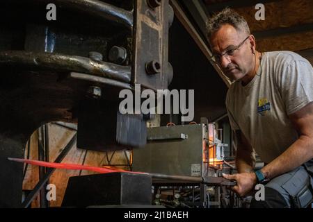 NICOLAS MARTIN, ESPERTO METALWORKER, GOUVILLE, MESNIL-SUR-ITON, EURE, NORMANDIA, FRANCIA Foto Stock