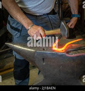 NICOLAS MARTIN, ESPERTO METALWORKER, GOUVILLE, MESNIL-SUR-ITON, EURE, NORMANDIA, FRANCIA Foto Stock