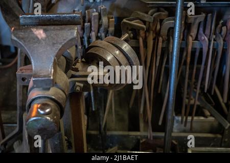 NICOLAS MARTIN, ESPERTO METALWORKER, GOUVILLE, MESNIL-SUR-ITON, EURE, NORMANDIA, FRANCIA Foto Stock