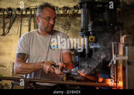 NICOLAS MARTIN, ESPERTO METALWORKER, GOUVILLE, MESNIL-SUR-ITON, EURE, NORMANDIA, FRANCIA Foto Stock