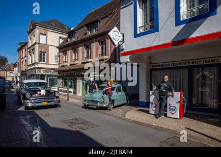 EX STAZIONE DI SERVIZIO FINA, SEDE DELL'ASSOCIAZIONE DEI COLLEZIONISTI DI AUTO VECCHIE, ROADMEN CAR CLUB NORTH WEST CAPITOLO, EURE, NORMANDIA, FRANCIA Foto Stock