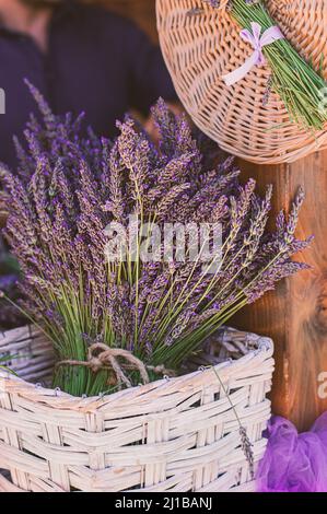 Bouquet di fiori freschi di lavanda in cestino di vimini. Foto verticale Foto Stock